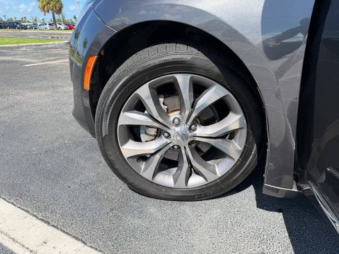 Used 2019 Chrysler Pacifica Limited w/ Tire & Wheel Group FWD image 43