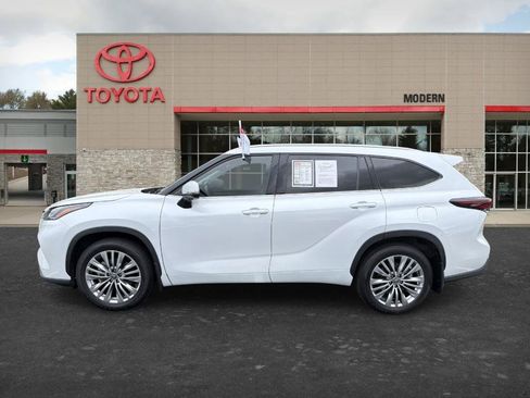 Certified 2025 Toyota Highlander Platinum AWD/4WD image 7