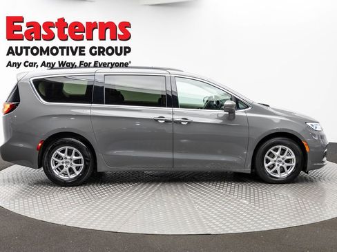 Used 2022 Chrysler Pacifica Touring-L image 4