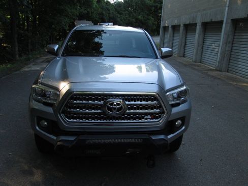 Used 2016 Toyota Tacoma TRD Off-Road w/ Premium & Technology Package AWD/4WD image 6