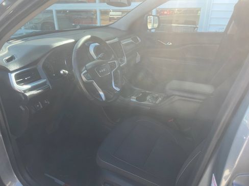 Used 2023 GMC Acadia SLE w/ Driver Convenience Package image 4