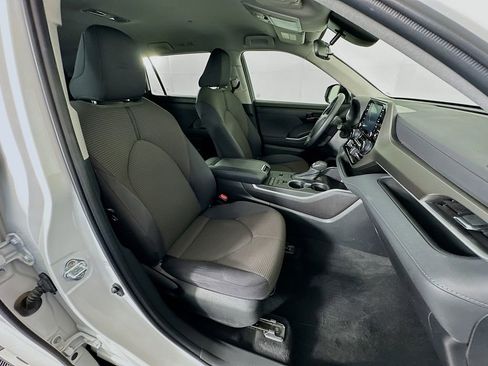 Used 2022 Toyota Highlander LE FWD image 28