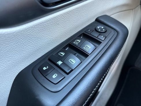 Used 2023 Chrysler Pacifica Touring-L FWD image 28