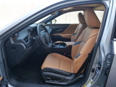 Used 2025 Lexus ES 300h w/ Premium Package image 19