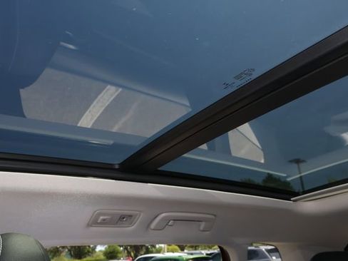 Certified 2022 Volkswagen Taos SE w/ Panoramic Sunroof Package image 28