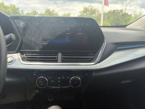 Used 2025 Chevrolet Trax LT FWD image 18