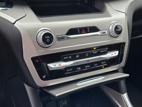 Used 2022 Ford Explorer XLT w/ Equipment Group 202A image 28