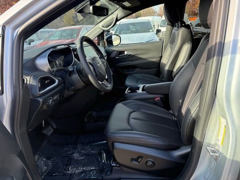 New 2026 Chrysler Pacifica Select image 9