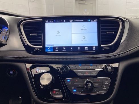 New 2026 Chrysler Pacifica Limited w/ Uconnect Theater Family Group image 13