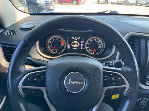 Used 2018 Jeep Cherokee Latitude w/ Altitude Package FWD image 25