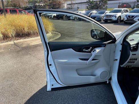 Certified 2022 Nissan Rogue Sport SV image 7