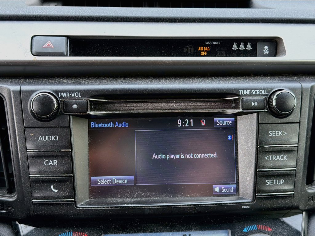 Used 2018 Toyota RAV4 LE AWD/4WD image 16