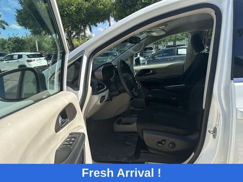 Used 2023 Chrysler Voyager LX image 22