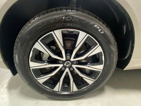 Used 2025 Volvo XC60 B5 Plus AWD/4WD image 5