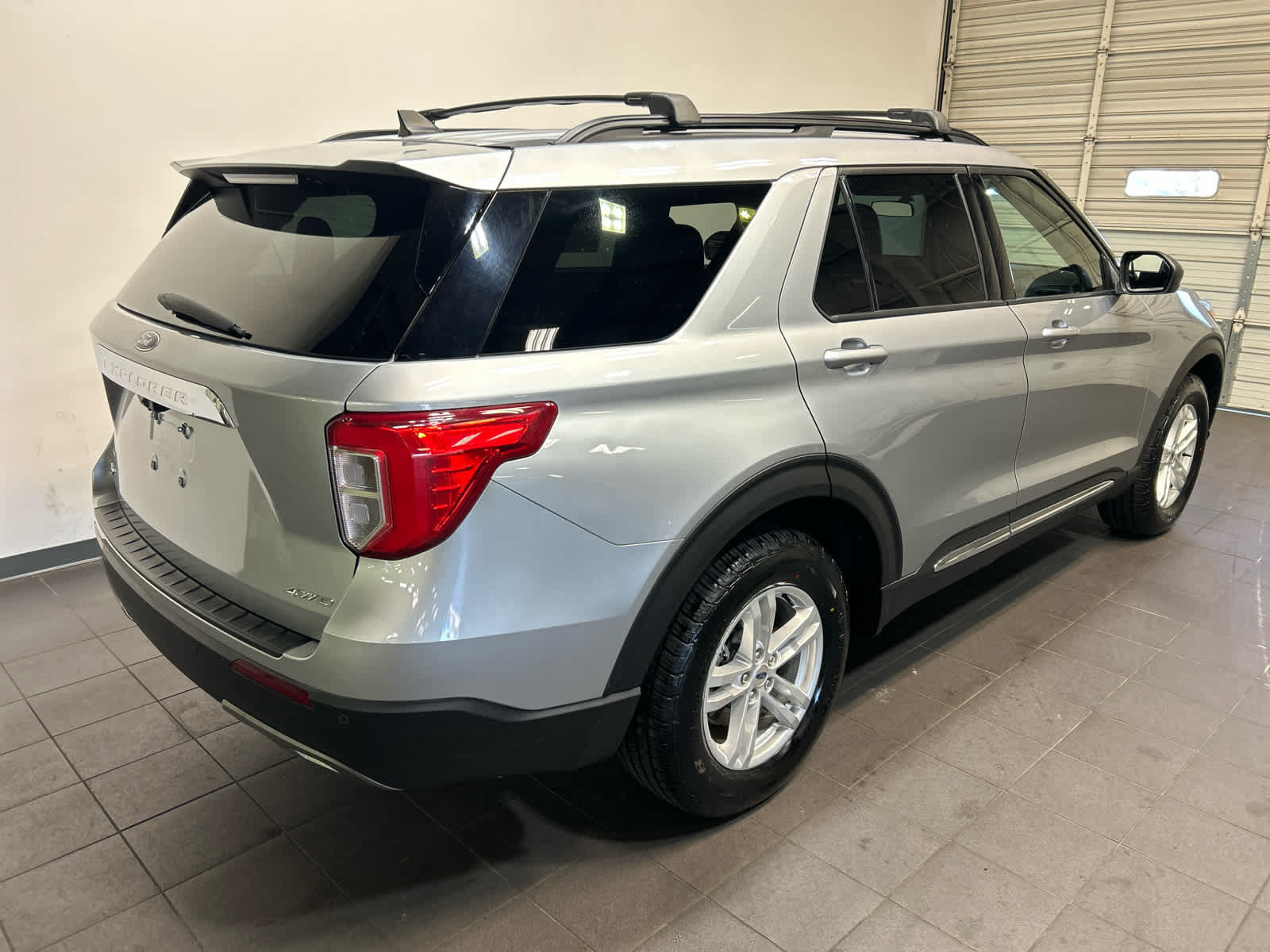 Used 2022 Ford Explorer XLT w/ Equipment Group 202A AWD/4WD image 5