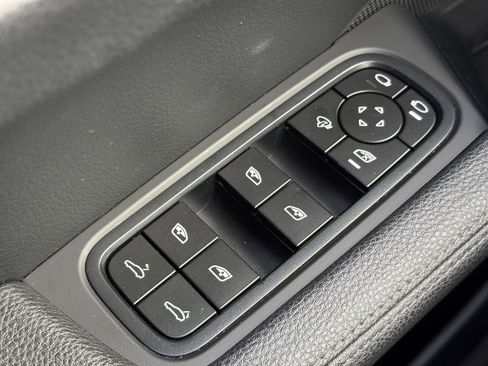 Used 2024 Porsche Cayenne image 33