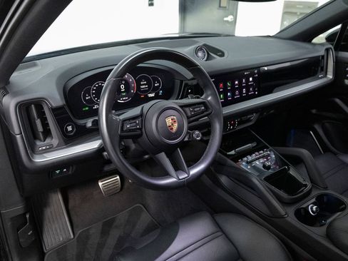 Certified 2025 Porsche Cayenne S AWD/4WD image 4