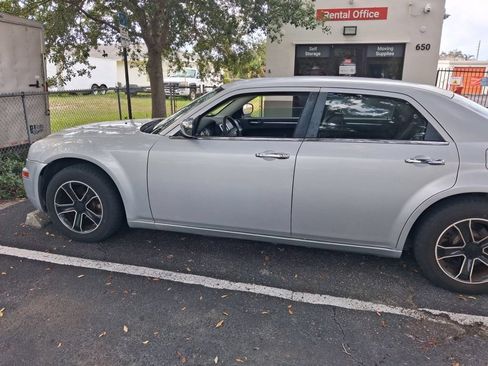 Used 2010 Chrysler 300 Touring RWD image 4
