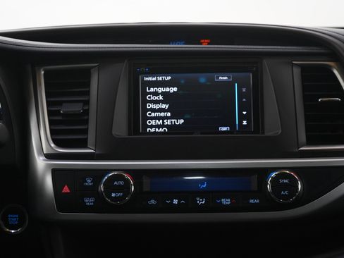Used 2015 Toyota Highlander XLE AWD/4WD image 16