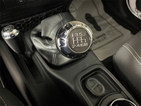 Used 2018 Jeep Wrangler Unlimited Rubicon w/ Connectivity Group image 10