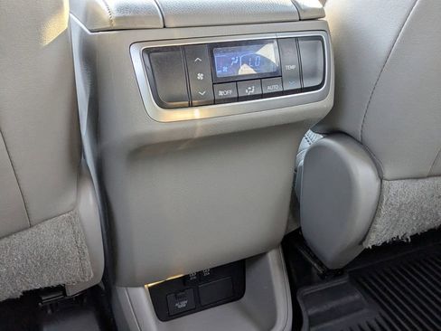 Used 2017 Toyota Highlander image 17