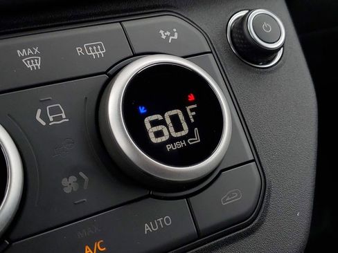 Used 2025 Land Rover Defender 130 X-Dynamic SE image 31