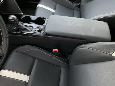 Used 2025 Toyota Camry SE image 34