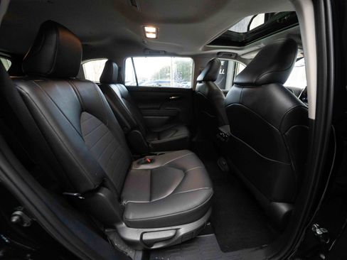 Used 2025 Toyota Highlander XLE image 25