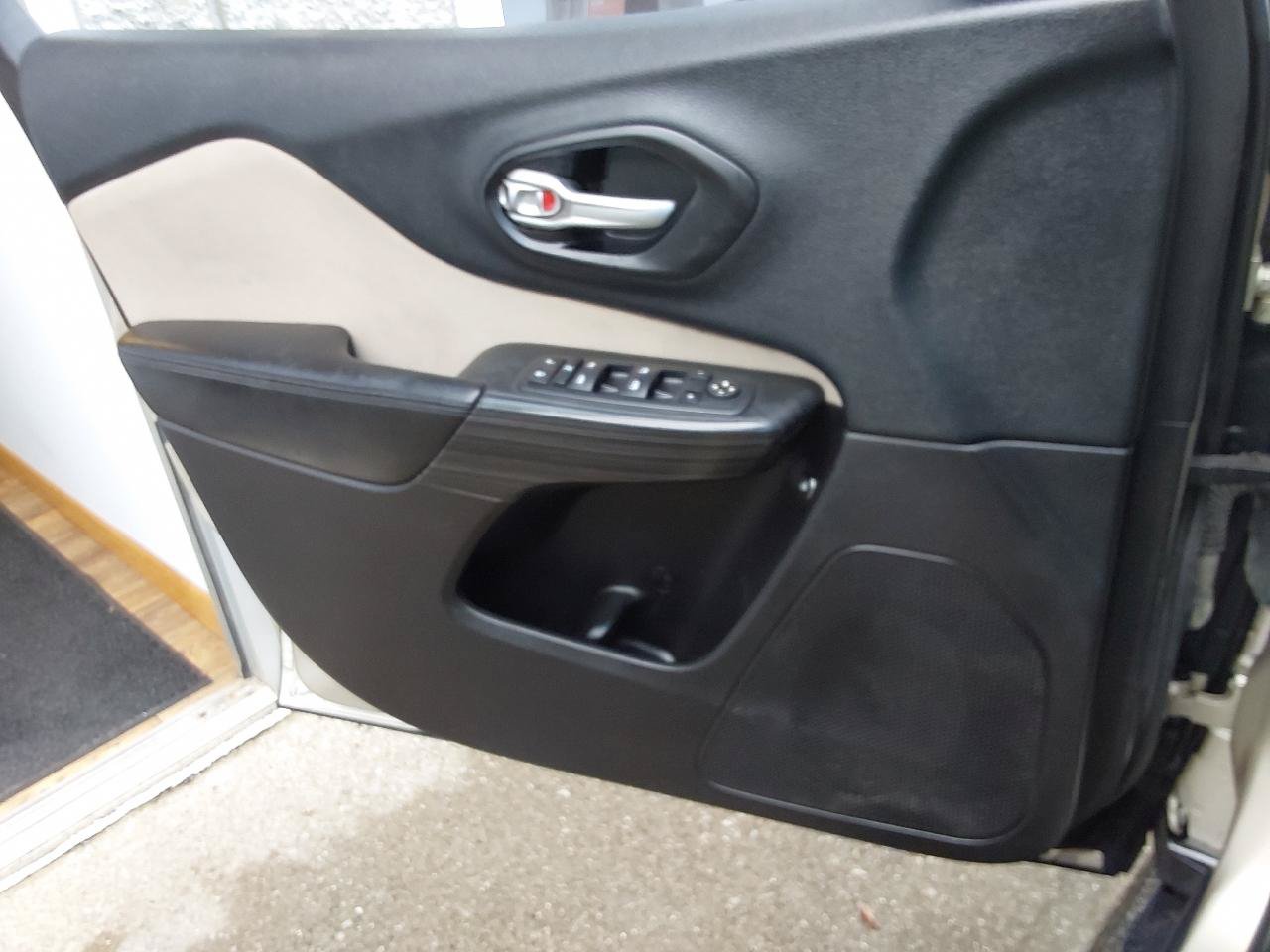 Used 2015 Jeep Cherokee Sport AWD/4WD image 16