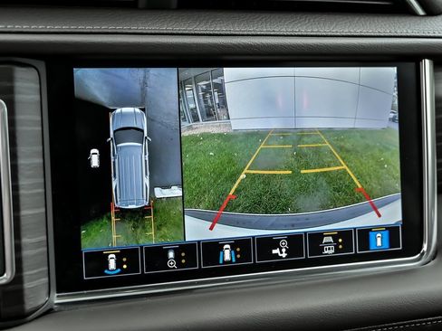 Used 2021 GMC Yukon Denali w/ Denali Premium Package image 25