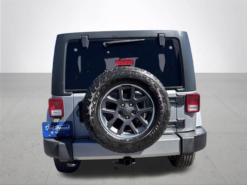 Used 2018 Jeep Wrangler Unlimited Sahara AWD/4WD image 7