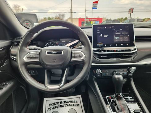 Used 2023 Jeep Compass Trailhawk w/ Trailhawk Convenience Group AWD/4WD image 17
