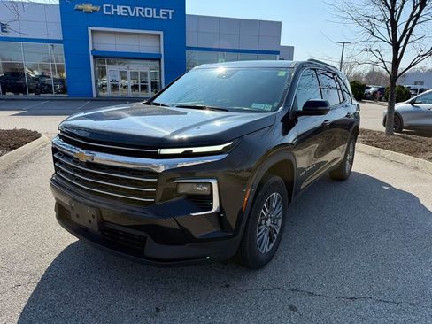 Used 2025 Chevrolet Traverse LT image 9