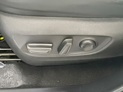 Used 2024 Toyota Highlander XLE FWD image 13