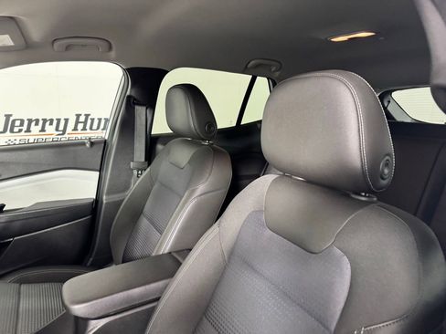 Used 2025 Chevrolet Trax LT w/ LT Convenience Package FWD image 14