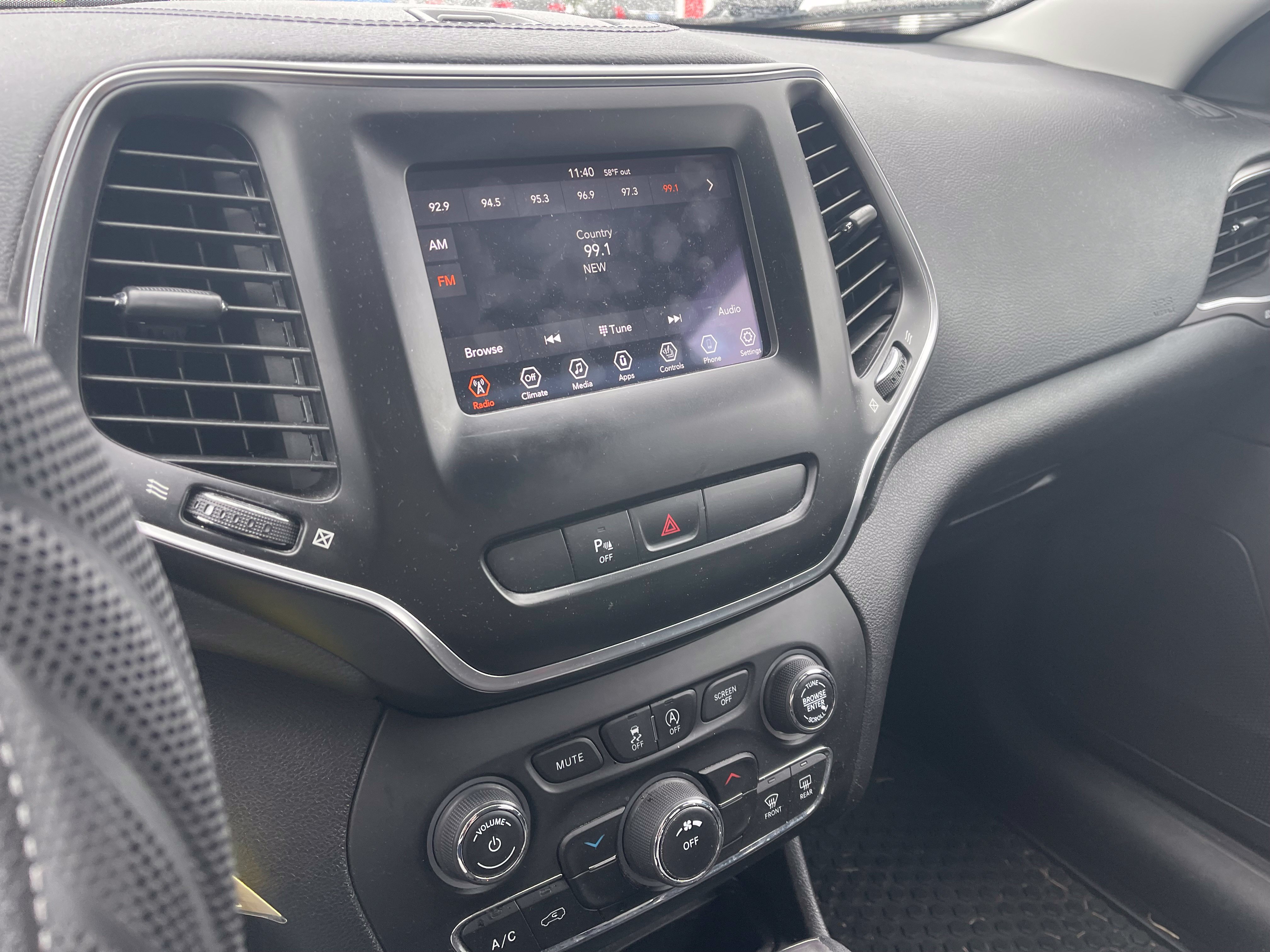 Used 2020 Jeep Cherokee Latitude w/ Cold Weather Group AWD/4WD image 11