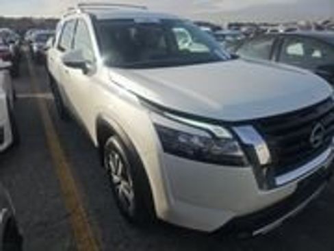 Used 2024 Nissan Pathfinder SL image 1