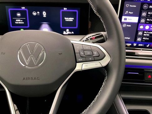 Certified 2025 Volkswagen Tiguan SE w/ Panoramic Sunroof Package AWD/4WD image 14