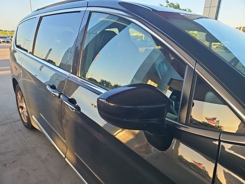 Used 2017 Chrysler Pacifica Touring-L w/ Tire & Wheel Group FWD image 17