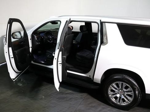 Used 2025 GMC Yukon XL Denali AWD/4WD image 5