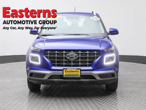 Used 2024 Hyundai Venue Limited image 2