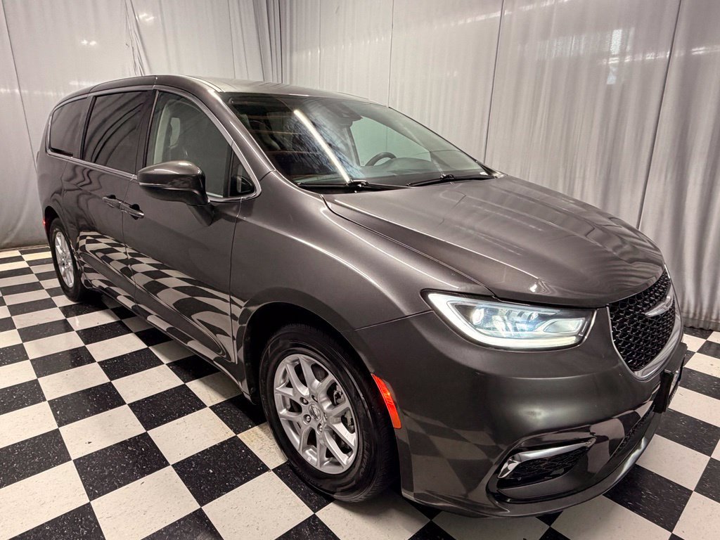 Used 2023 Chrysler Pacifica Touring-L FWD image 3