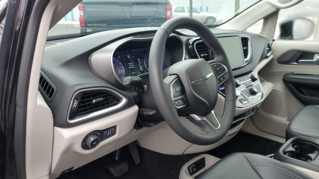 Used 2024 Chrysler Pacifica Touring-L FWD image 8