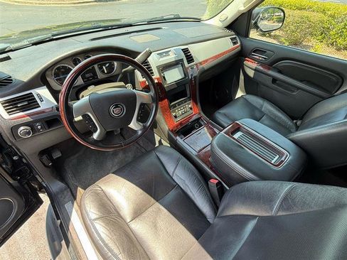 Used 2010 Cadillac Escalade Luxury AWD/4WD image 10