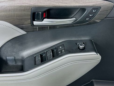 Used 2023 Toyota Highlander Platinum image 17