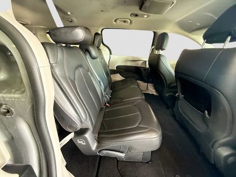 Used 2019 Chrysler Pacifica Touring-L FWD image 24