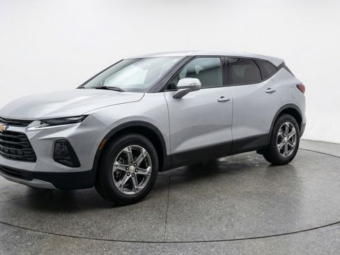 Used 2025 Chevrolet Blazer LT FWD image 3