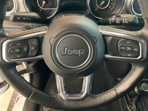 Used 2018 Jeep Wrangler Unlimited Sahara w/ Uconnect 4C Nav & Sound Group image 15