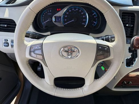 Used 2013 Toyota Sienna XLE w/ Premium Pkg image 25