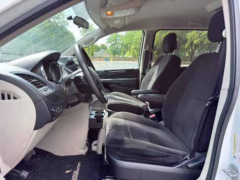 Used 2013 Dodge Grand Caravan SE FWD image 2